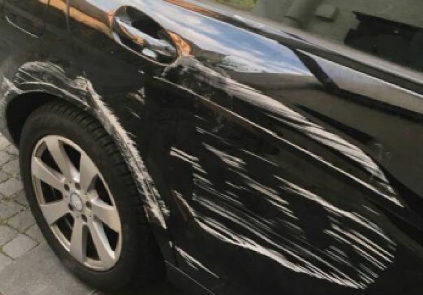 Uz alkohol od 2,10 promila 72-godišnji vozač zapeo za automobil a onda vožnjo unazad udario u drugo vozilo - na kraju je pobjegao