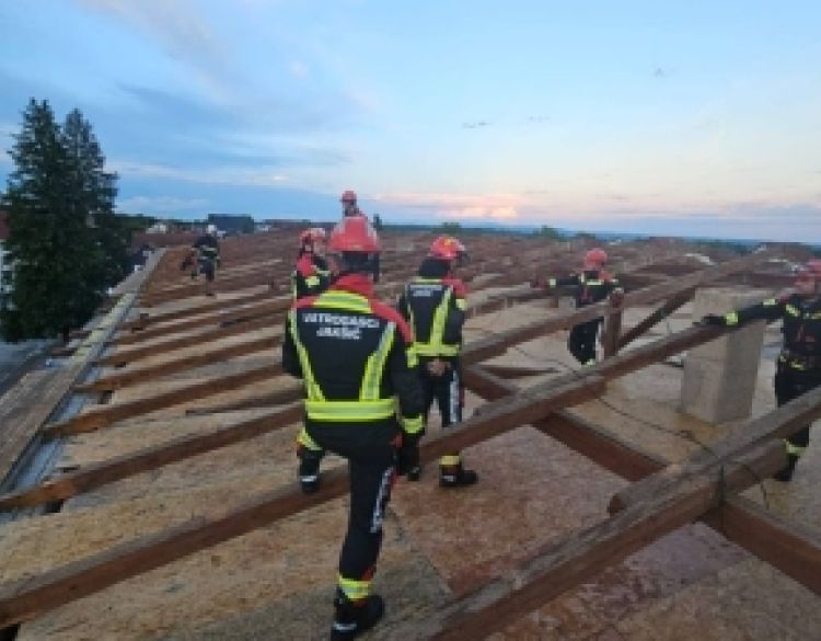 Nevrijeme oštetilo krov škole u Jakšiću, 23 vatrogasca sudjelovala u hitnoj sanaciji