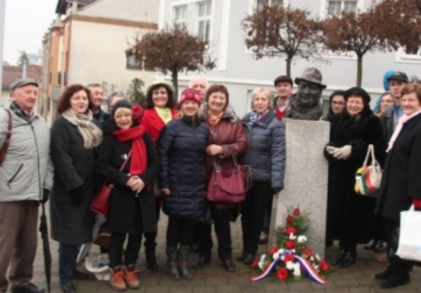 Polaganjem vijenca podno biste obilježen 103. dan rođenja pjesnika i književnika Matka Peića znamenitog Požežanina