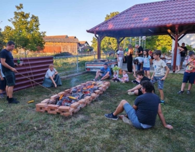 Bjeliševac čuva tradiciju: „Naši korijeni“ završili druženjem uz stare običaje, pjesmu i pečeni kukuruz