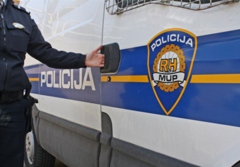 Bijeg s prometne u Požegi a u Kutjevu 72-godišnjak oduzeo prednost prolaska vozila 30-godišnjaka kojega je prevrnuo na bok