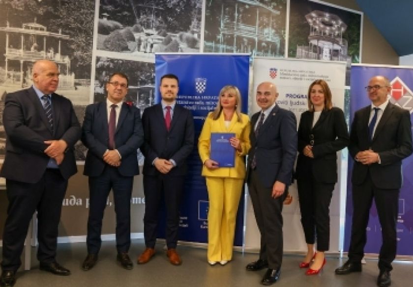 Ministar Ružić u Lipiku uručio 35 ugovora vrijednih 9,5 milijuna eura za 