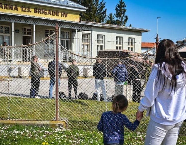 Počelo Temeljno vojno osposobljavanje a u Požegu u Vojarnu 123. brigade HV stiglo 400 ročnica i ročnika