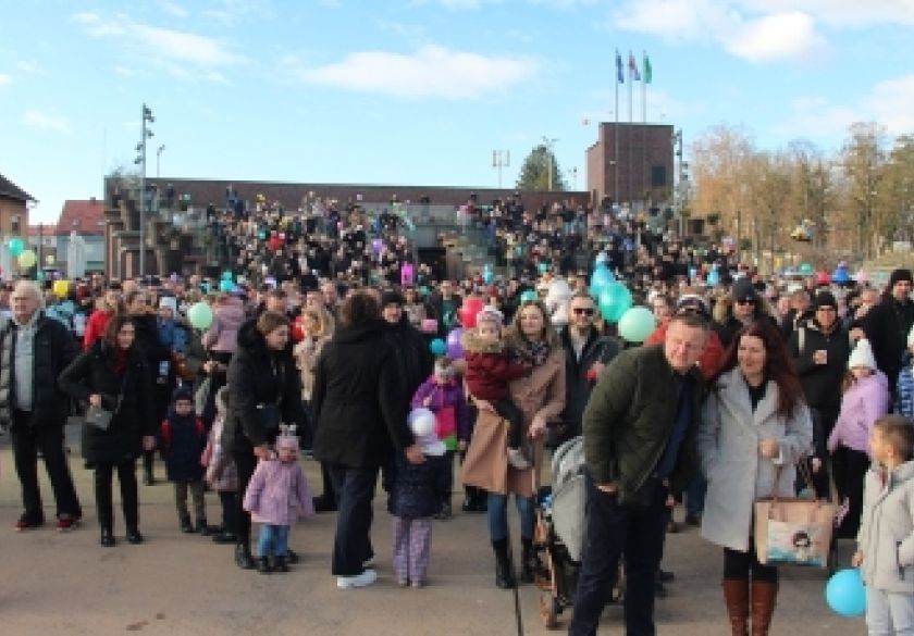 Tradicionalni 12. doček Nove godine u Pleternici točno u podne uz balone, kobasice i vino za sve a u Novu ušli su sa slavonskim velikim kolom
