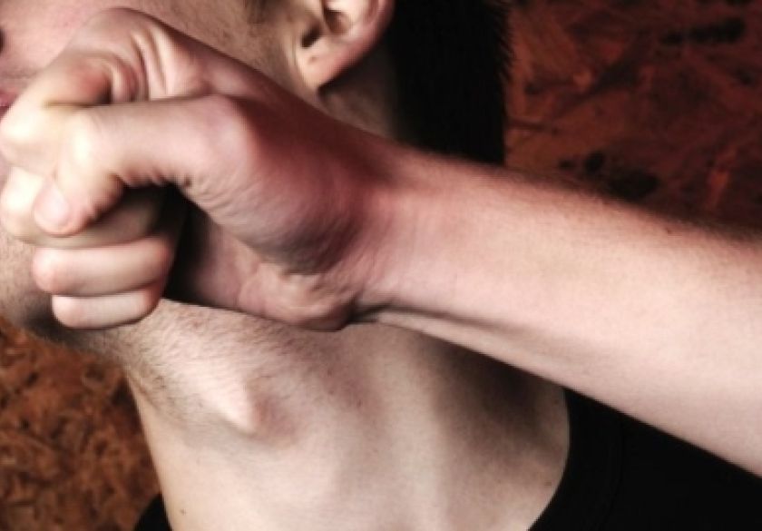 Sinoć pred ponoć u Jakšiću policajac izvan službe tjelesno napao 21-godišnjaka koji je ozlijeđen