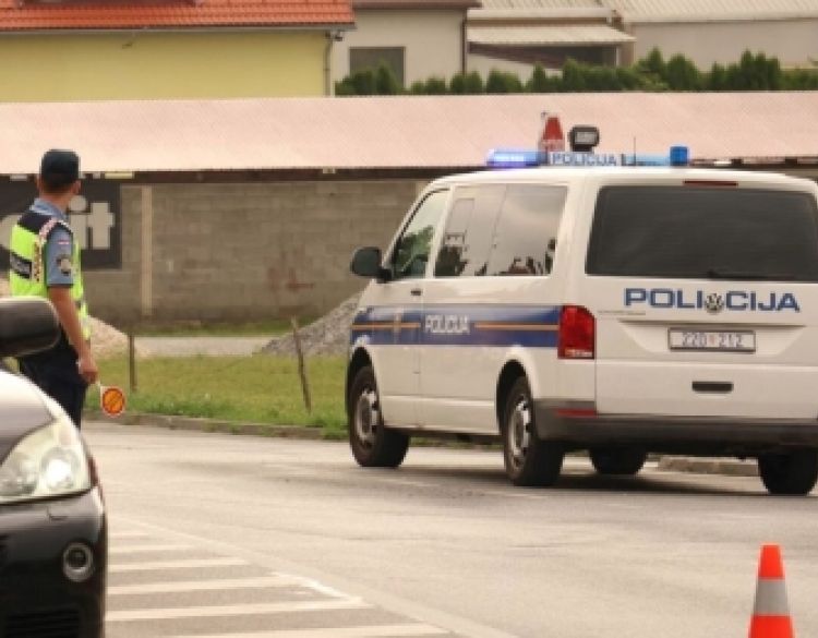 18-godišnji vozač zbog neprilagođene brzine sletio s kolnika, udario u metalni stup