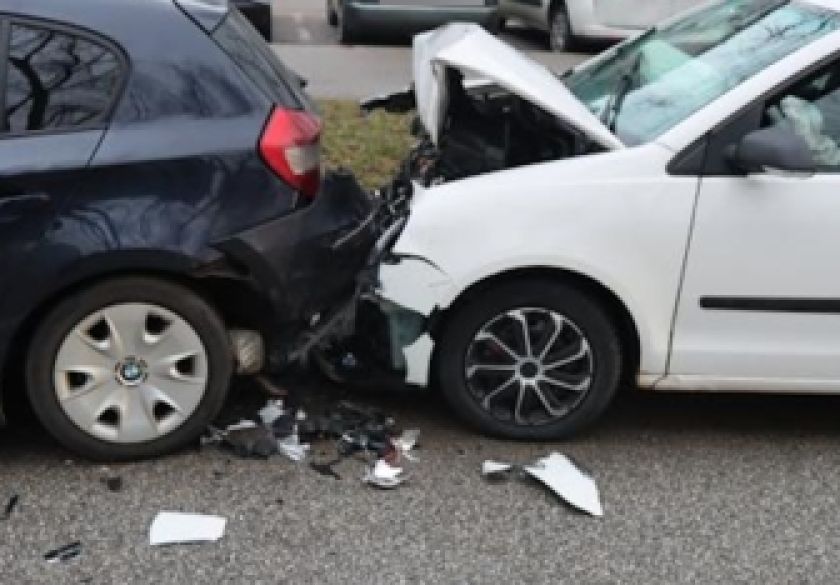 4 prometne nesreće i 1 bijeg vozača a 59-godišnjak uz alkohol od 2,79 promila zabio se u automobil koji je stao na crveno svjetlo na semaforu