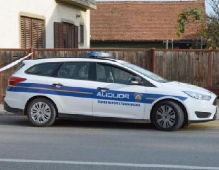 Vozeći teretni automobil u Velikoj nije osigurao teret koji je pao na teretni automobil 48-godišnjaka - policijski službenik je dobio prijavu za prekršaj