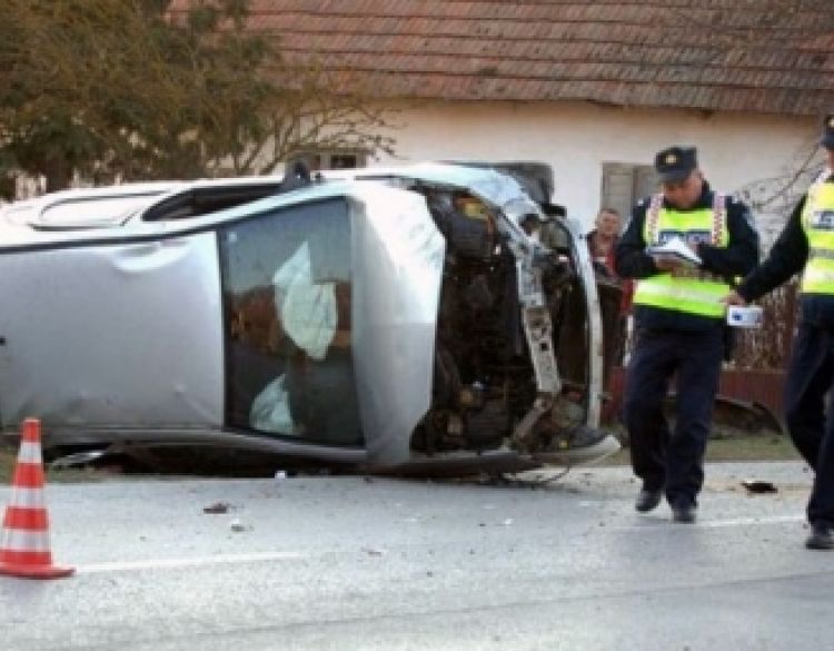 Između Gradca i Trapara 71-godišnji vozač pretjecao na punoj liniji kamion s prikolicom - sletio i prevrnuo automobil na bok