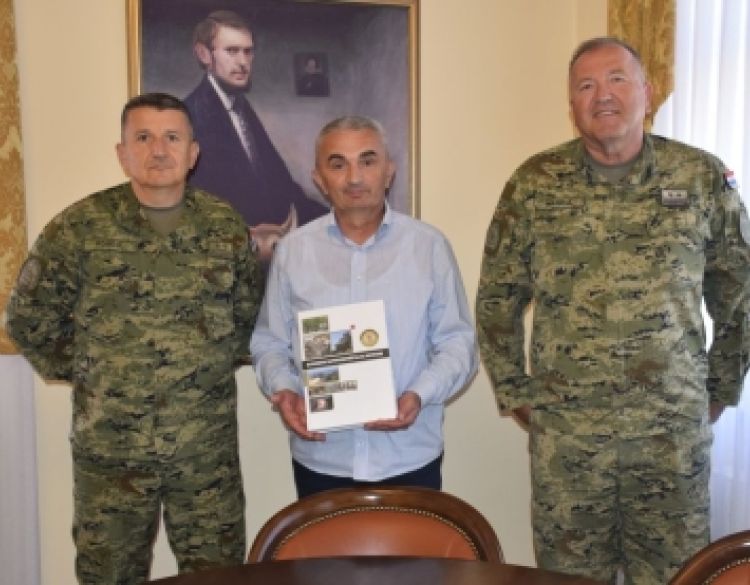 Gradonačelnik Miličević ugostio novog zapovjednika Vojarne 123. brigade HV-a pukovnika Ivicu Kordića i njegova zamjenika pukovnika Ivicu Mandića