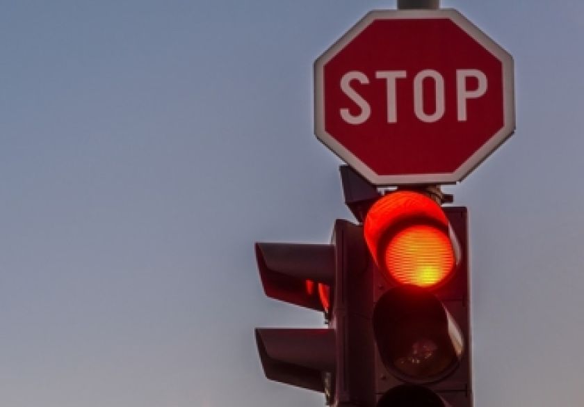 70-godišnjak uz alkohol od 1,12 promila prošao kroz crveno na semaforu, a istekla mu prometna i osiguranje