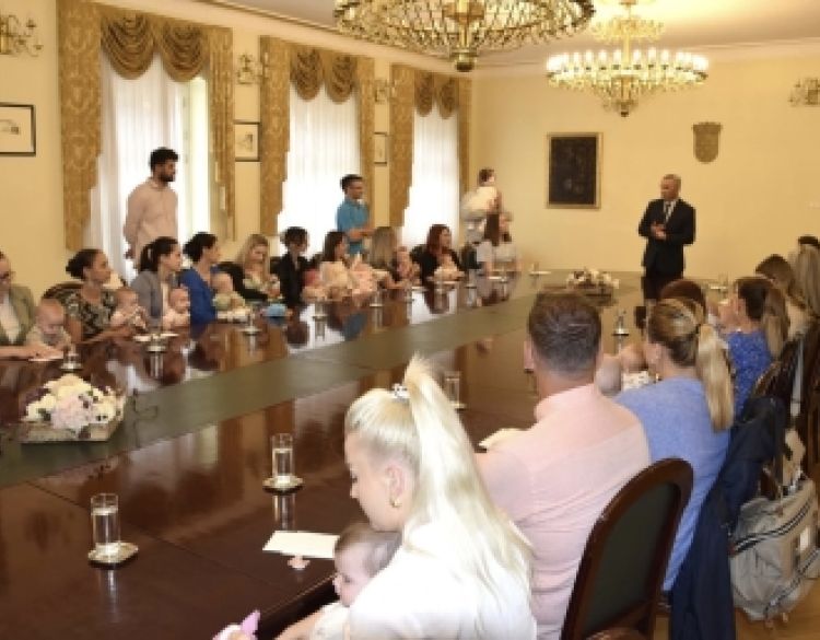 Potpore roditeljima: Grad Požega izdvojio 23.200 eura za novorođene sugrađane