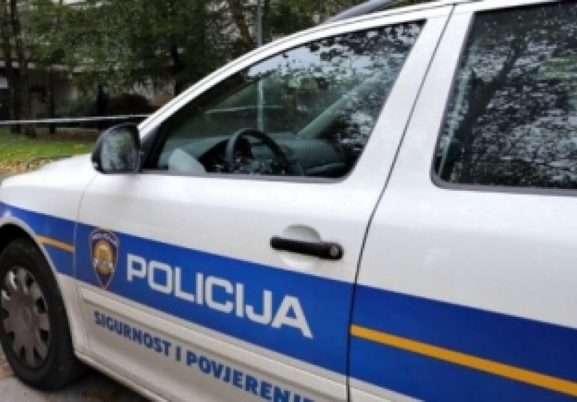 Jedan bijeg vozača u Velikoj a kod Mihaljevaca 26-godišnja vozačica sletjela na suprotnu stranu kolnika u kanal i pri tome ozlijeđena