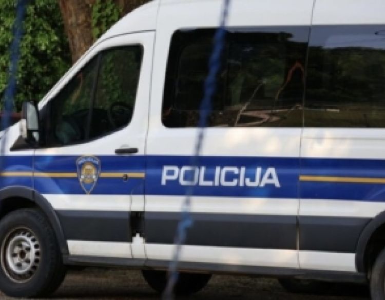 Prilikom čišćenja kuće pronašao kutiju s bombama