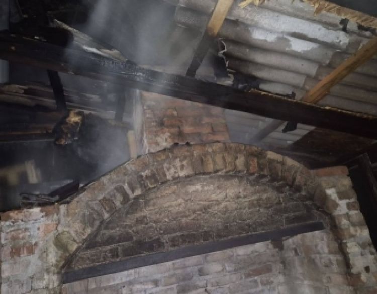 Odmah iza ponoći i dočeka Nove godine 17-godišnjak zapalio vatru u pecalu koja se ubrzo proširila na drveno krovište