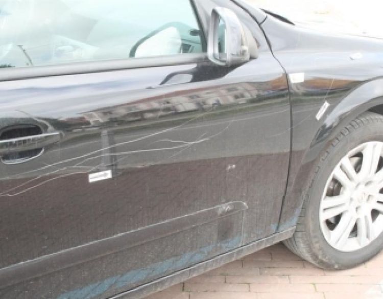 Nepoznati vozač nepoznatog automobila u požeškoj ulici udario u bočnu stranu parkiranog automobila 58-godišnjakinje i pobjegao