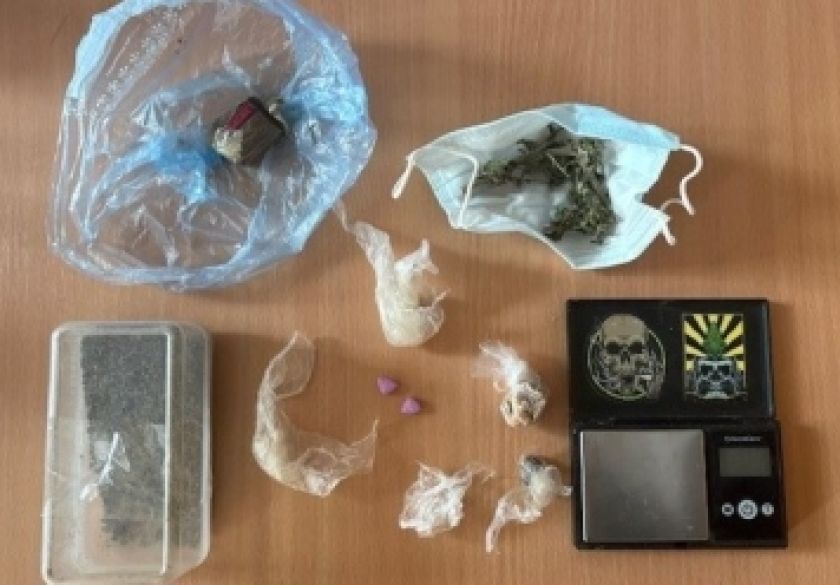 U pretrazi kuće u Jakšiću kod 30-godišnjaka pronađena digitalna vaga, amfetamin, speed, MDMA, cannabis marihuana te gljive