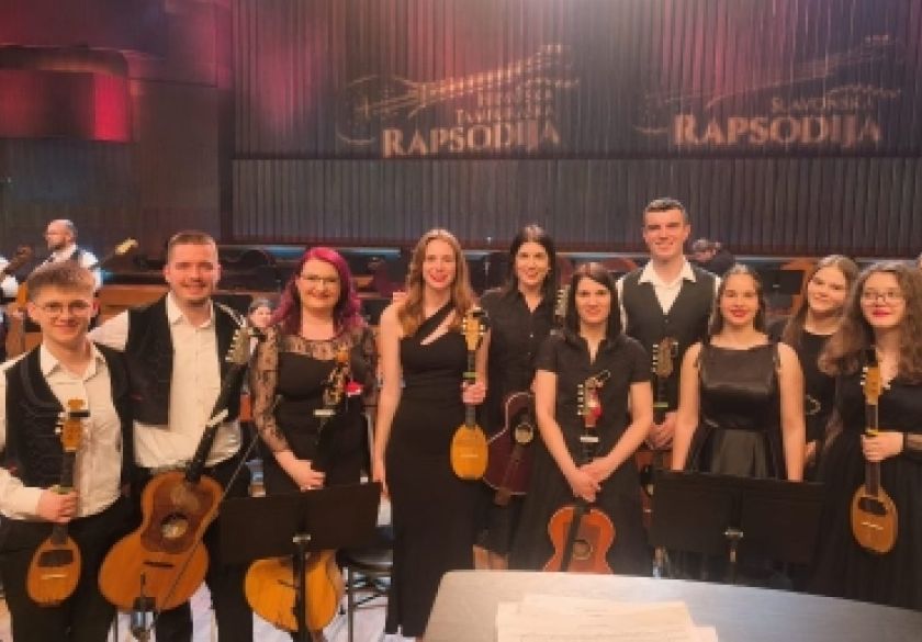 20-godina Slavonske rapsodije 100 tamburaša - Kutjevački tamburaši i ove godine zasvirali u Lisinskom