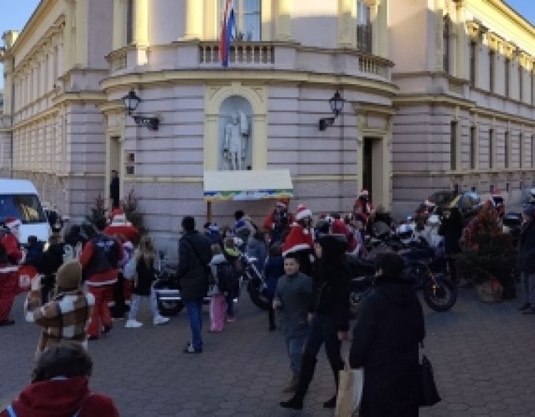 Moto Mrazovi i ove godine iznenadili najmlađe u Požegi - uz slatkiše najviše se tražilo sjedanje na bajkerske motore