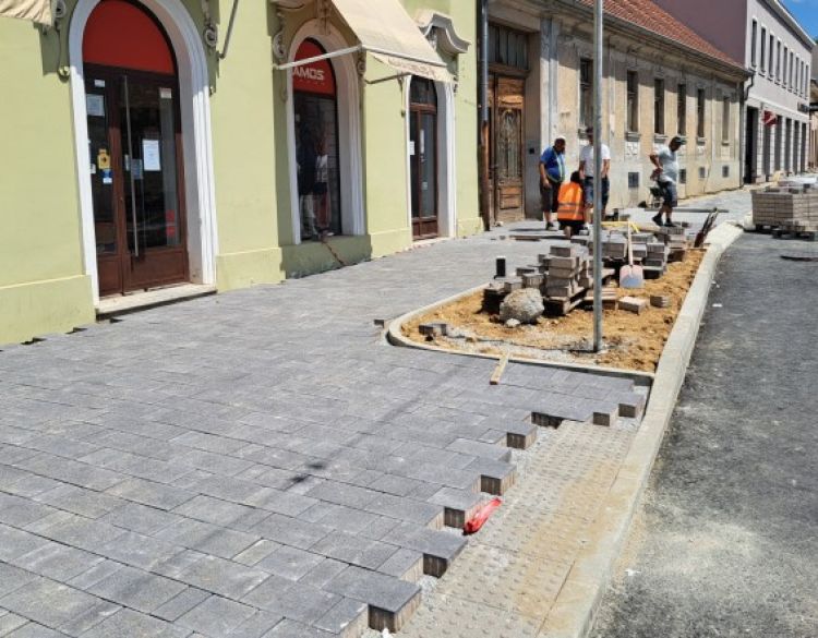 Ulici Matice hrvatske u Požegi dobiva potpuno novi izgled - postavljaju se kocke na nogostup i uskoro završni sloj asfalta