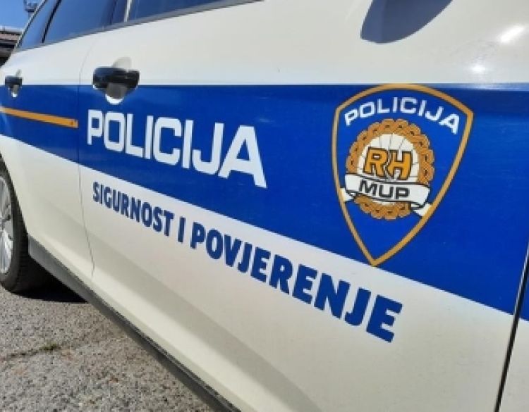 U sudaru dva osobna automobila lakše ozlijeđen 60-godišnji vozač