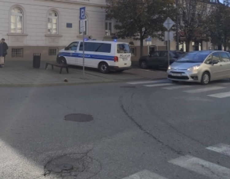 Došlo je do naleta osobnog automobila na pješakinju u križanju Ulica Matije Gubca i Matice Hrvatske