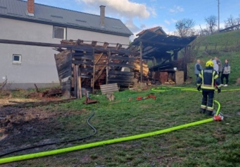 U Komušini 47-godišnjak spaljivao piljevinu a vjetar je požar prenio na drvarnicu i složena drva