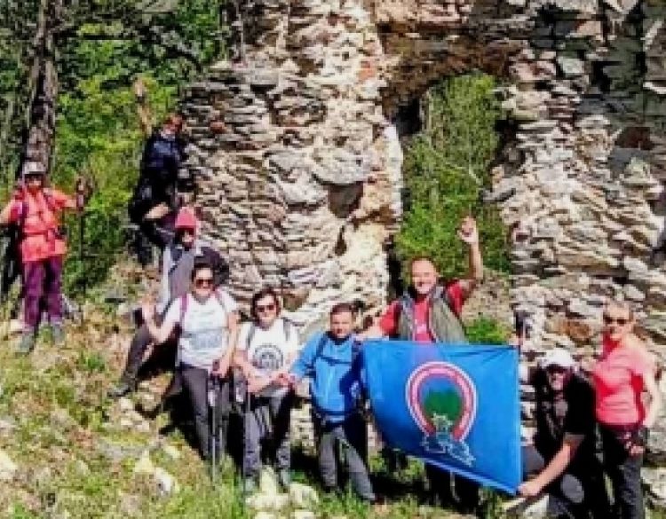 Planinari HPD‐a Sokolovac Požega osvojili srednjovjekovni Kamengrad: Uspon po ljetnim temperaturama i druženje na Novom Zvečevu