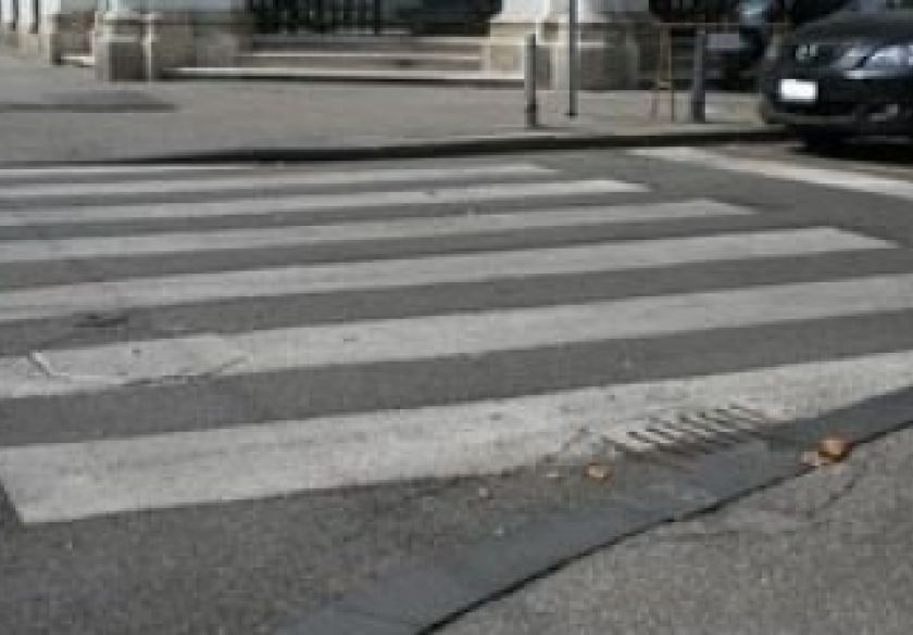 52-godišnjak nije držao potreban razmak pa je udario u vozilo 28-godišnjaka koji je propuštao pješaka na pješačkom prijelazu