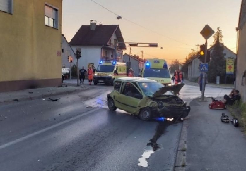 Neobična prometna jutros prije 6 sati u raskrižju u Požegi - u sudaru manje teretno vozilo završilo u izlogu pekarnice - pet osoba ozlijeđeno