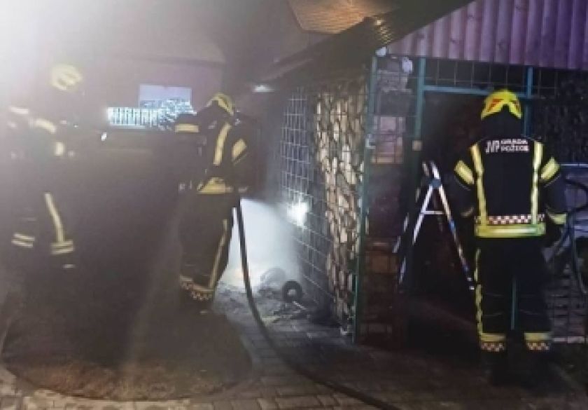 Požar drvarnice nastao nakon što je 38-godišnjak istresao pepel uz drvarnicu koji je zapalio kante za smeće