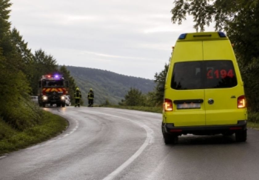 Jedna osoba ozlijeđena u slijetanju automobila s kolnika prema Orahovici
