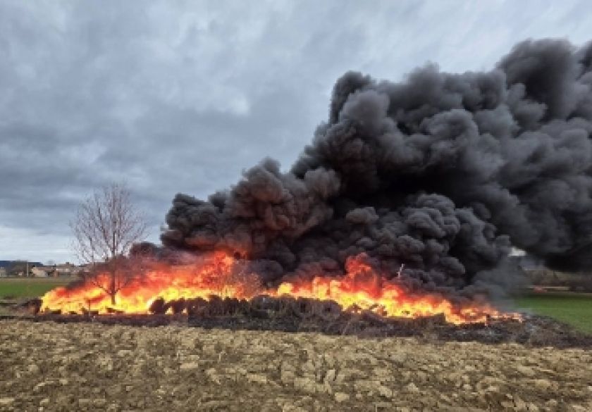 Požar na otvorenom prostoru kraj Golog Brda u spaljivanju velike količine otpada i guma