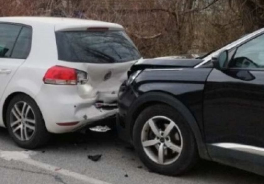 Tri prometne nesreće i jedan bijeg vozača, a 36-godišnja vozačica oduzela prednost 78-godišnjem vozaču koji je ozlijeđen u sudaru