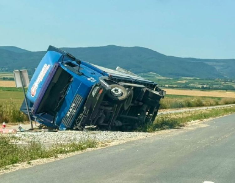 Neprilagođena brzina uzrokovala slijetanje teretnog automobila s kolnika