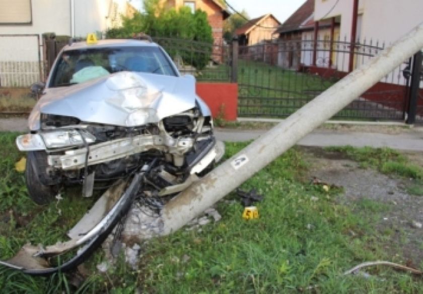 18-godišnji vozač malo brže ušao u raskrižje pa je udario u stup javne rasvjete i obiteljsku kuću