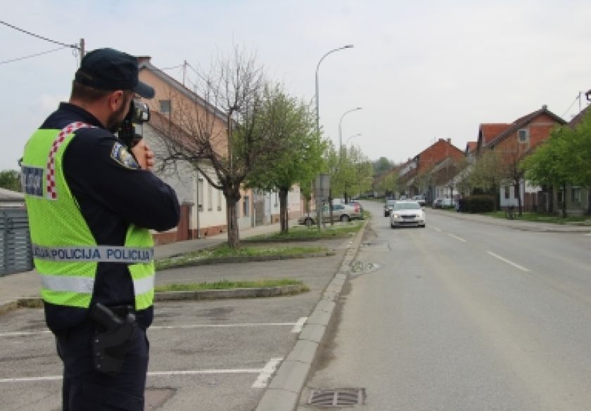 U sklopu ROADPOL akcije jučer 24-satna akcija nadzora brzine - mediji nazočili akciji na punktu u Požegi
