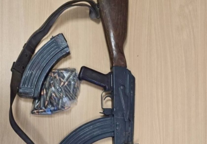 Prilikom čišćenja kuće pronašla automatsku pušku, pištolj, spremnike, lovačke patrone i streljivo