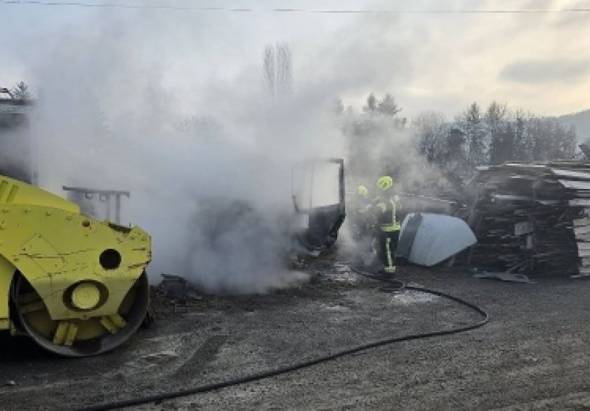 Došlo je do požara na teretnom vozilu u dvorištu tvrtke u Šijačkoj cesti u Požegi prilikom rezanja na kabini