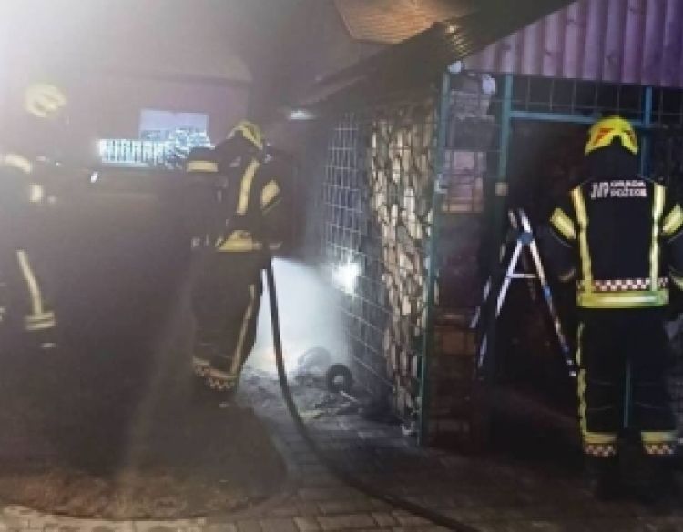 Požar drvarnice nastao nakon što je 38-godišnjak istresao pepel uz drvarnicu koji je zapalio kante za smeće
