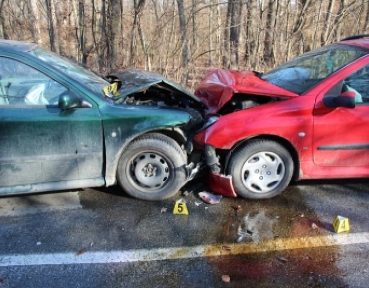 75-godišnjak vozilom prešao u suprotnu traku i izazvao direktan sudar s vozilom 51-godišnjaka - oba vozača teško ozlijeđena