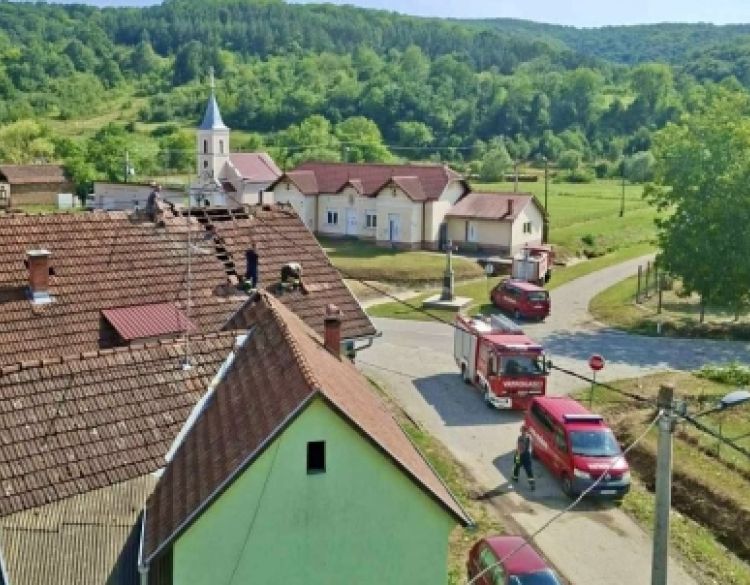 Nevrijeme pogodilo Djedinu Rijeku, vatrogasci pomagali mještanima u sanaciji štete