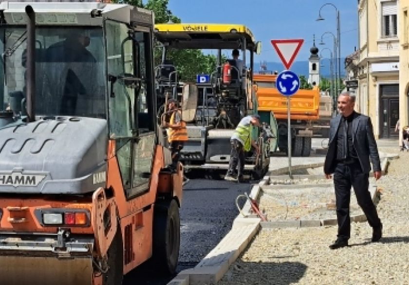 Započelo asfaltiranje prvog asfaltnog sloja ulica Matice hrvatske i Sokolove za privremeno puštanje prometa zbog velikog skupa u Požegi