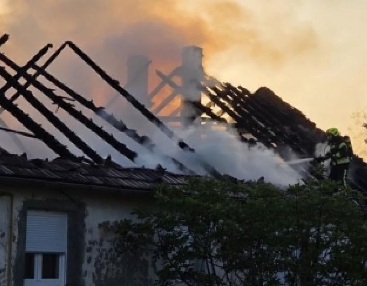 Požar na dvije obiteljske kuće u nizu u Požegi u Osječkoj ulici - u tijeku je gašenje i saniranje požara