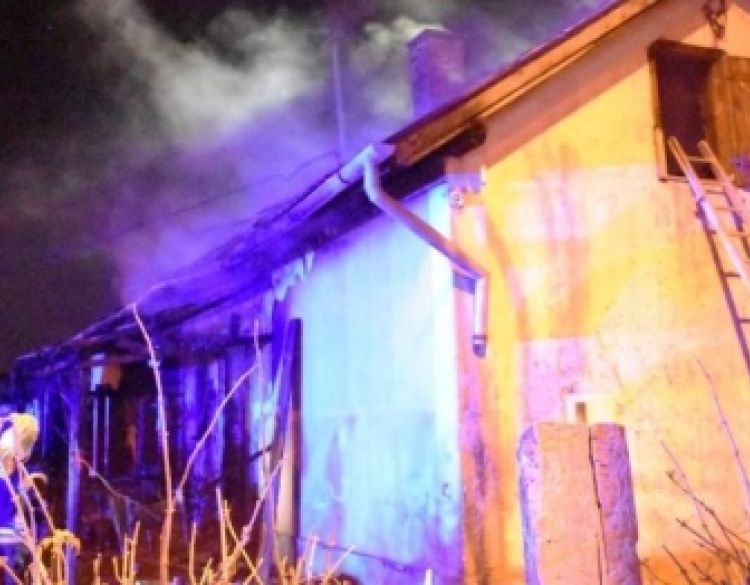 Očevid požara kuće u Požeškim Brđanima utvrdio da je prijenosom topline sa grijača žarulje na kartonsku kutiju izazvana vatra koja se proširila