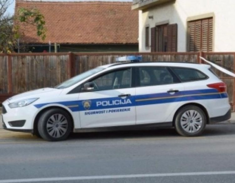 Tri prometne u Požegi a noćas u Dervišagi 30-godišnja vozačica sletjela s vozilom s kolnika i udarila u metalnu ogradu kuće 68-godišnjakinje