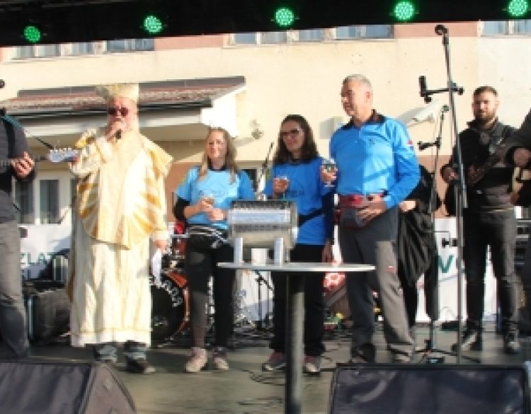 Tradicionalna proslava Martinja u Kutjevu na Trgu graševine i krštenje mošta uz brojne planinare, vinskog biskupa, ministrantice i kuma vinu