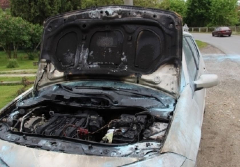 Došlo je do dva požara - na automobilu i zabranjenim paljenjem u voćnjaku - kuću zapalio pregrijani mobitel na kauču