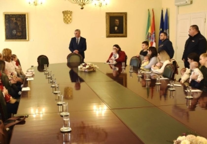 Grad Požega upriličio u Gradskoj vijećnici prijem za 34-ero novorođenih Požežana rođenih u srpnju i kolovozu (9 djevojčica i 25 dječaka)