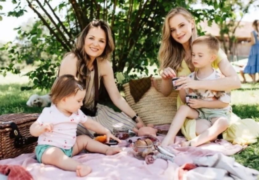 Kako uključiti bebu u uskrsni ručak (bez kuhanja posebnih obroka)